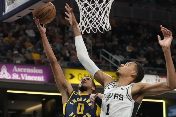 双核驱动逆转收胜！福克斯27+7+6引领 马刺6连胜稳坐西部第二