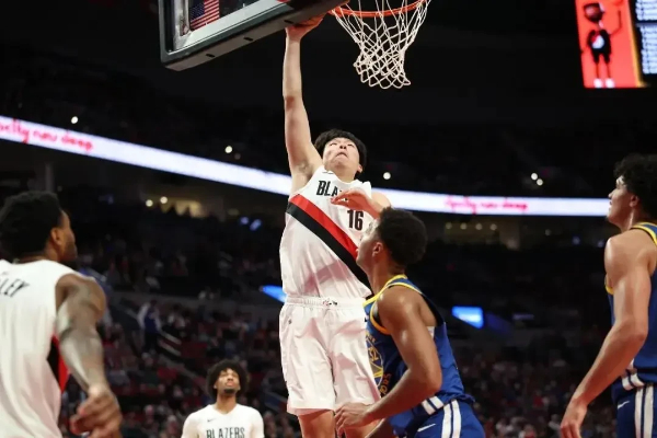  8分8篮板+隔扣杨瀚森！这尊内线猛将，湖人该果断出手了