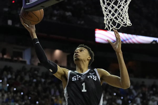 复仇夜争议漫天！亚历山大34+5+5遭口诛，文班亚马凭啥冲击历史第二人？